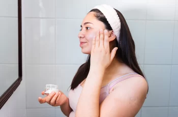 Does Face Lotion Hurt or Help Acne How To Properly Moisturize When You Have Acne Prone Skin