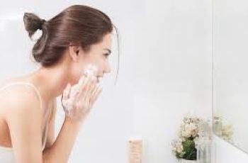 What does gluconolactone do in skin care and what are its benefits?