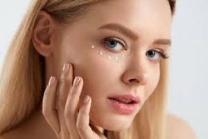 5 Mistakes You Might Be Making When Applying Your Eye Serum m