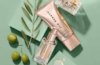 Golden Glow: The Real Reasons Jojoba Oil Deserves a Spot in Your Skincare Routine Golden Glow: The Real Reasons Jojoba Oil Deserves a Spot in Your Skincare Routine