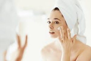 Phenoxyethanol in Skincare: Safe Preservative or Hidden Risk?