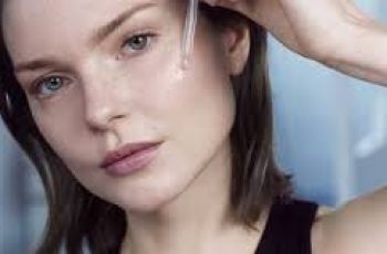 How to Layer Hyaluronic Acid and Vitamin C for Maximum Skin Benefits