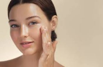 Smooth and Glow: Why Dermaplaning Is a Skincare Essential